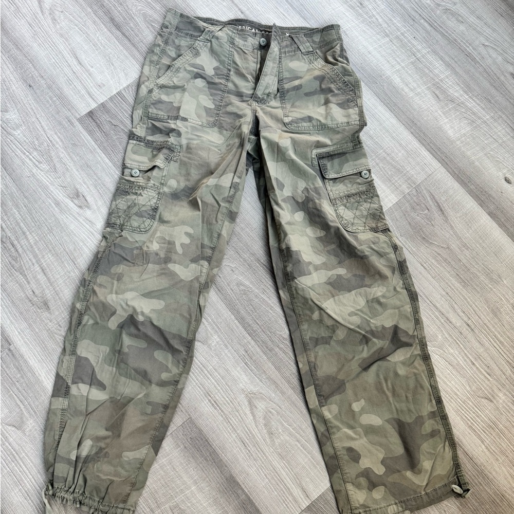 American Eagle Camo Cargo Pants (Long) (Never Worn)